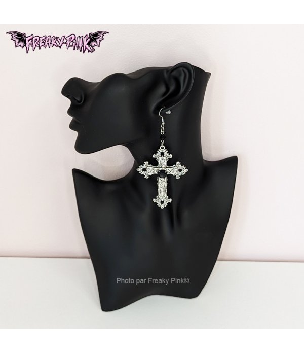 Boucles d'oreilles grandes croix gothiques gemme noire