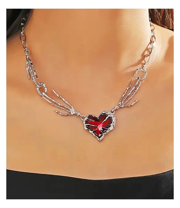 Collier coeur rouge mains squelettes